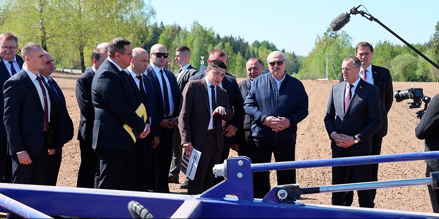 Президент Республики Беларусь Александр Лукашенко ознакомился с сельскохозяйственной техникой холдинга «АМКОДОР»