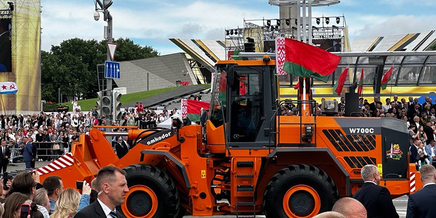 Машины холдинга «АМКОДОР» приняли участие в торжественном параде в честь 80-летия освобождения Беларуси от немецко-фашистских захватчиков.
