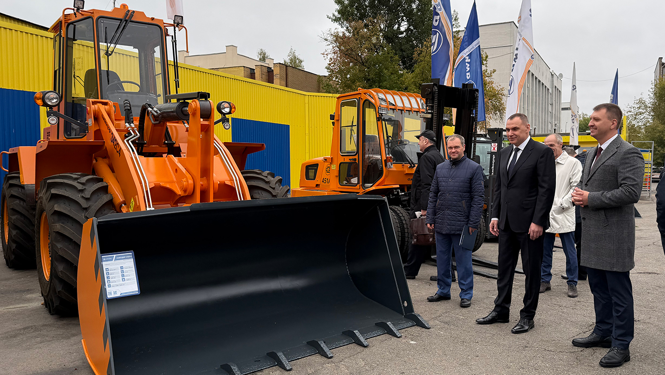 Глава Республики Марий Эл ознакомился с техникой «АМКОДОР»