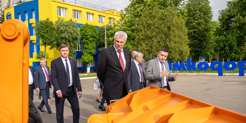 Губернатор Магаданской области Российской Федерации посетил ОАО «АМКОДОР» — управляющая компания холдинга»