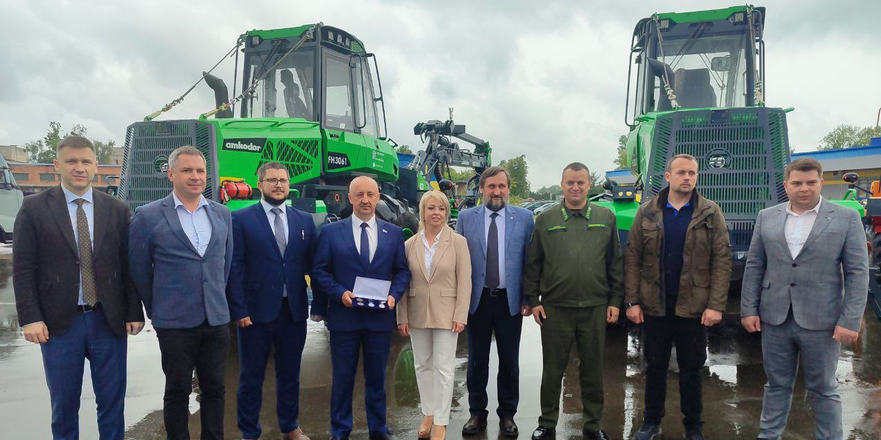 Первые харвестеры AMKODOR FH3061, запущенные в серийное производство, переданы лесхозам Беларуси