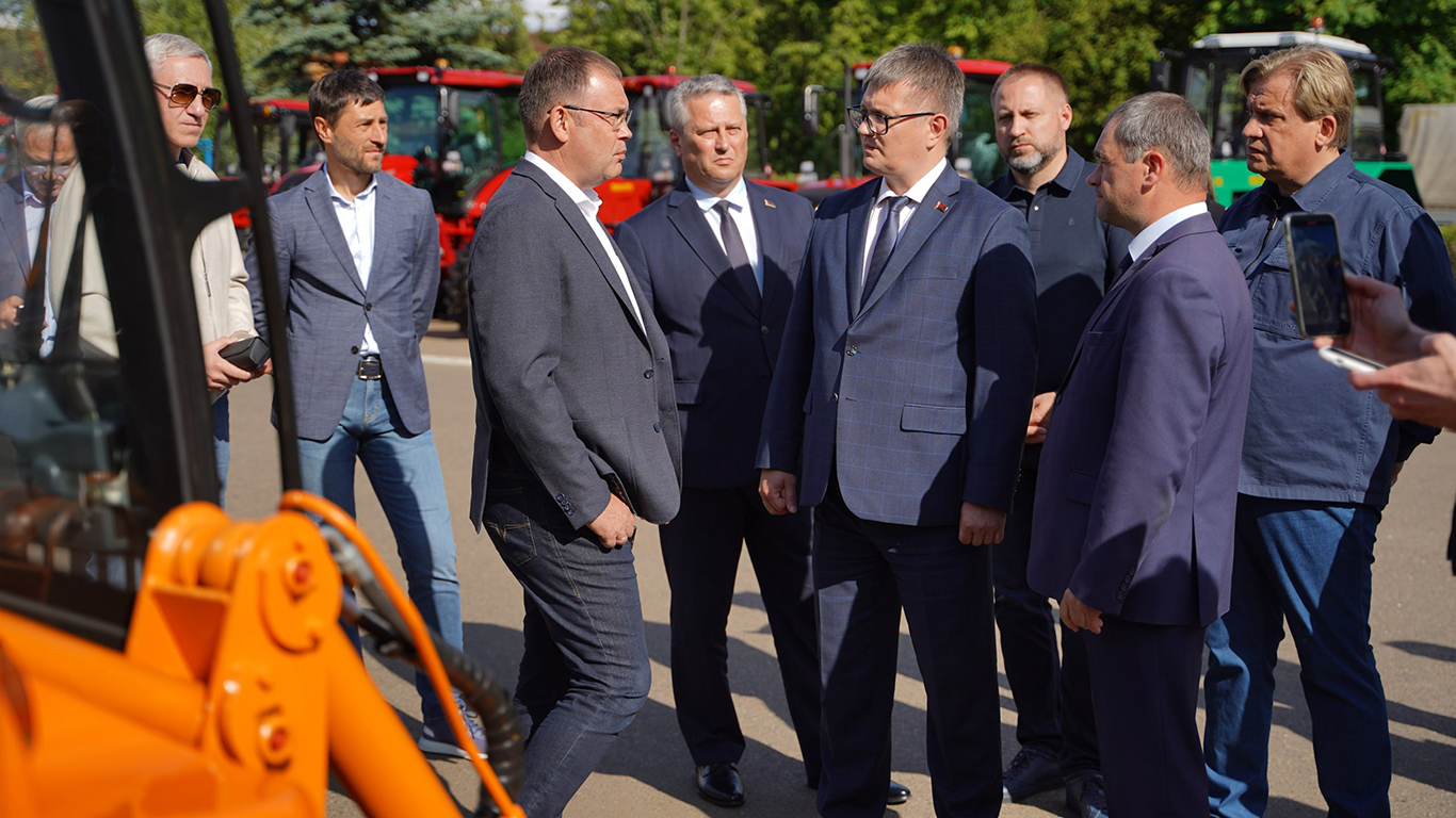 Губернатор Кемеровской области – Кузбасса Илья Середюк ознакомился с техникой «АМКОДОР»