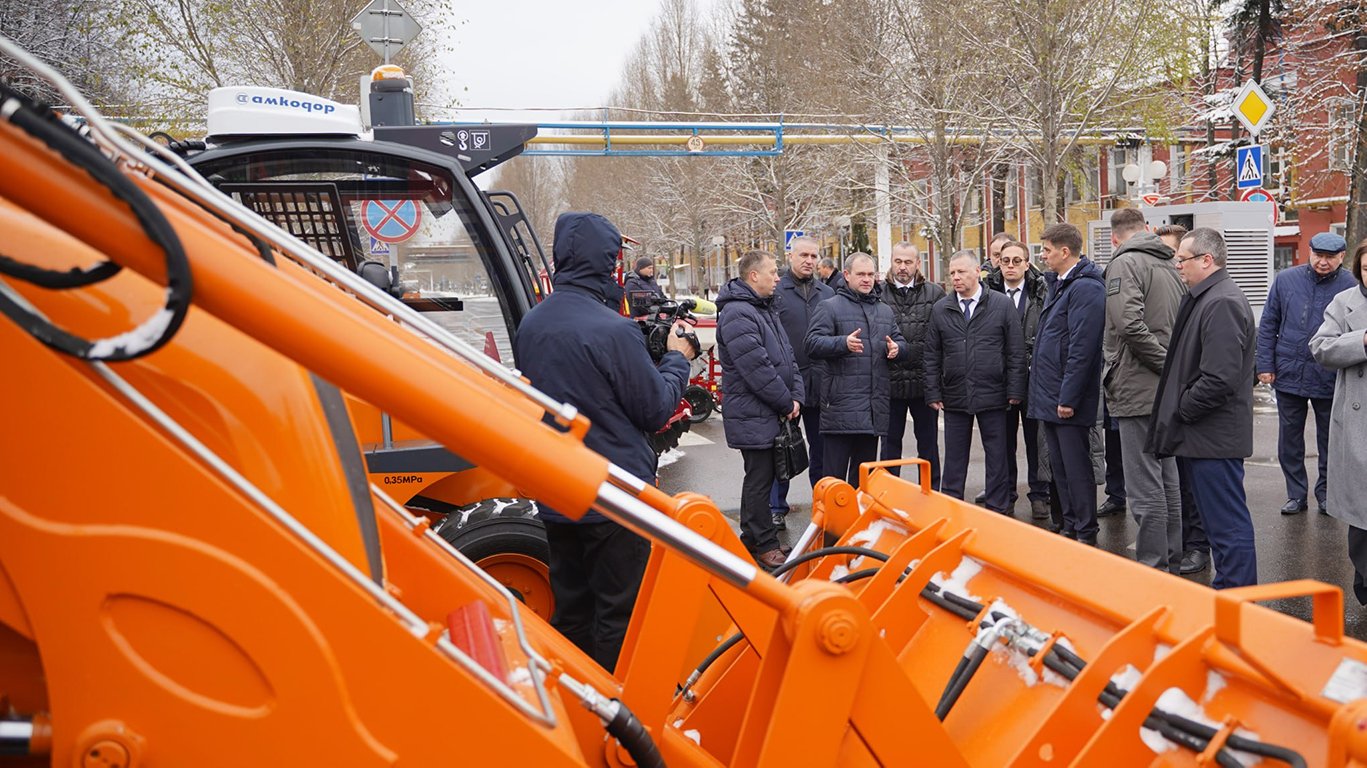 Губернатор Ярославской области ознакомился с техникой «АМКОДОР»