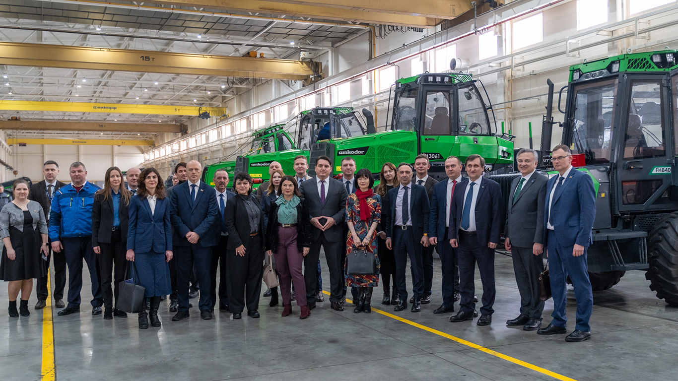 Представители государственных органов Беларуси, агентств и учреждений ООН и Посольства Российской Федерации в Республике Беларусь посетили ООО «АМКОДОР-ЛЕСМАШ»